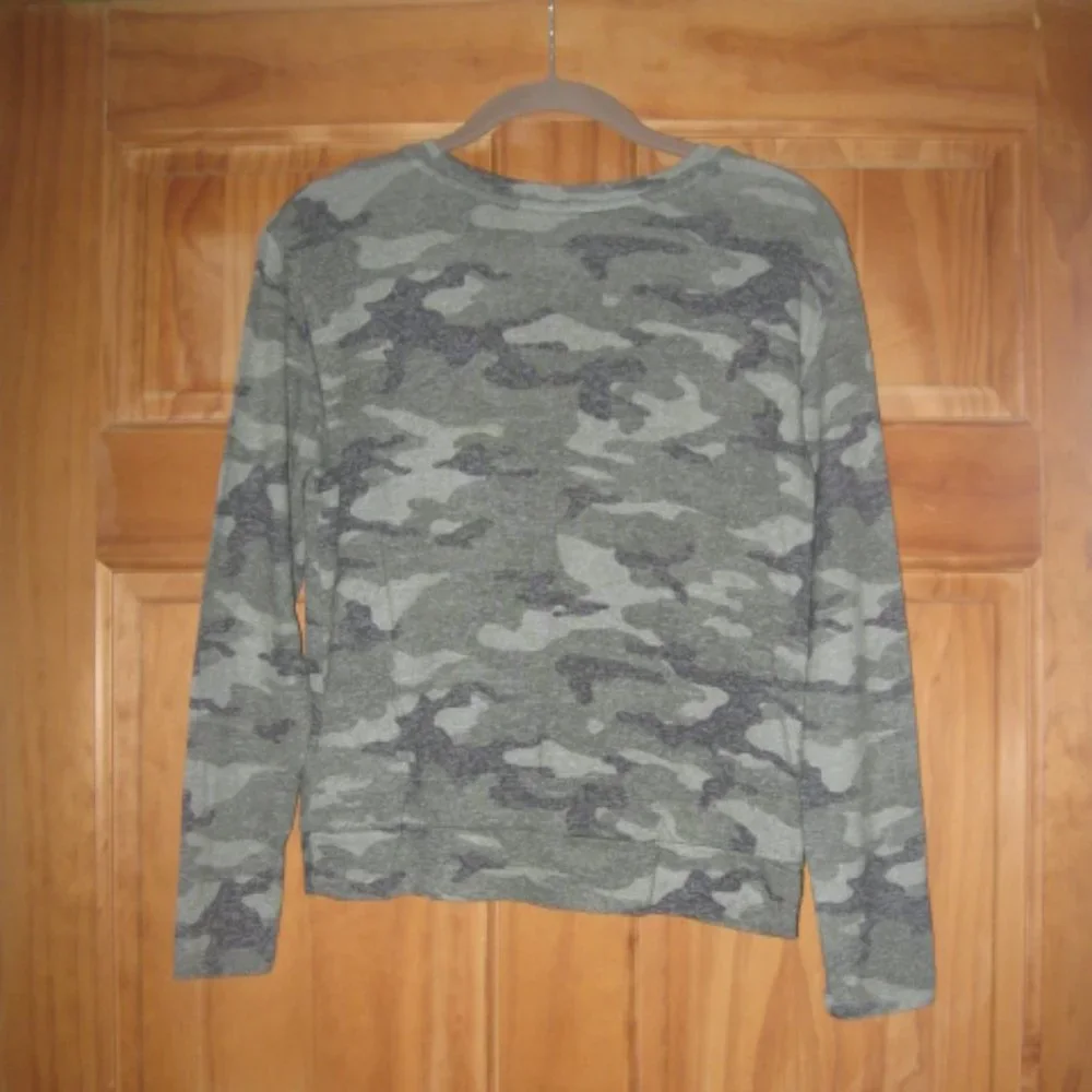 5/$30 Girls Gap Kids Long Sleeve Green Camo Shirt